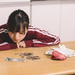 お金に悩む女性