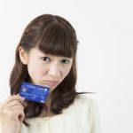 クレジットカードのことで悩む女性